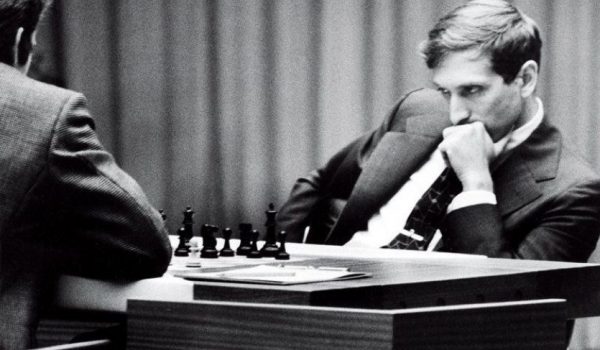 Bobby Fischer jugando una partida de ajedrez