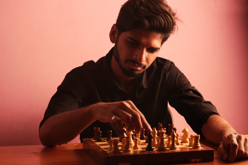 ¿Qué reglamentación se exige para ser un Gran Maestro de ajedrez?